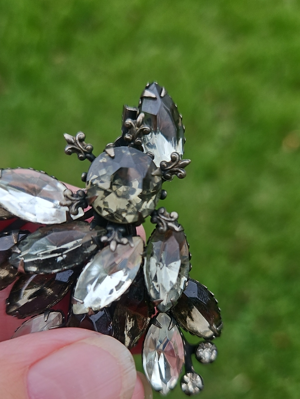 Vintage smoky purple and clear rhinestones japanned floral spray brooch WOW! - Picture 6 of 6